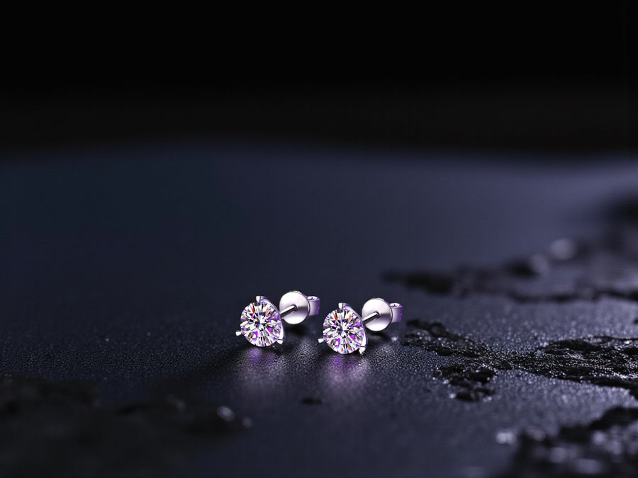 Klassische 3-Krappen Ohrstecker „Solitaire“ – Moissanit / High-Carbon • Silber • Unisex (0,3–2,0 ct)