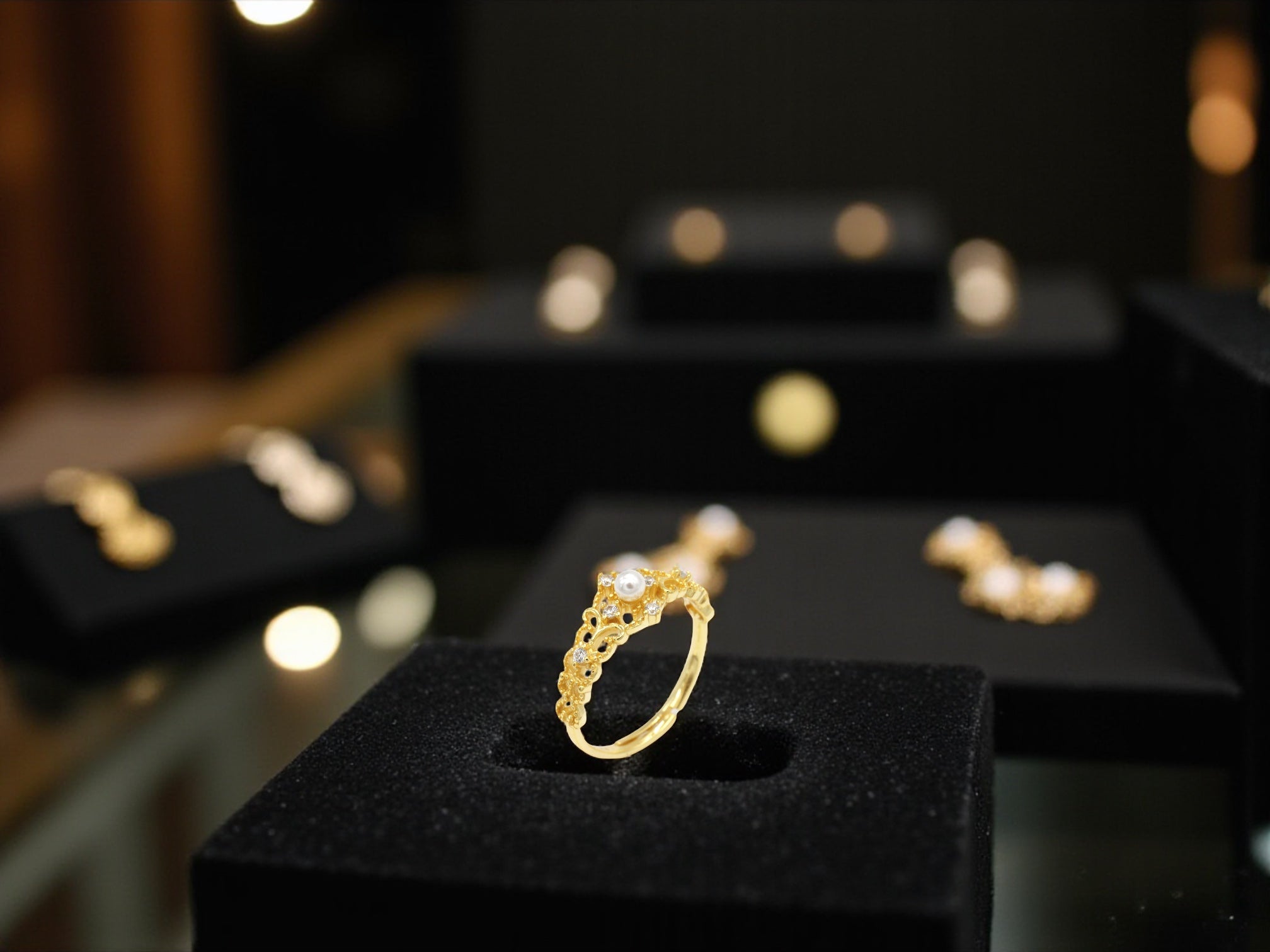 Vergoldeter Hohlmuster-Ring „Antique Hollow“ – Verstellbar, Silberbasis