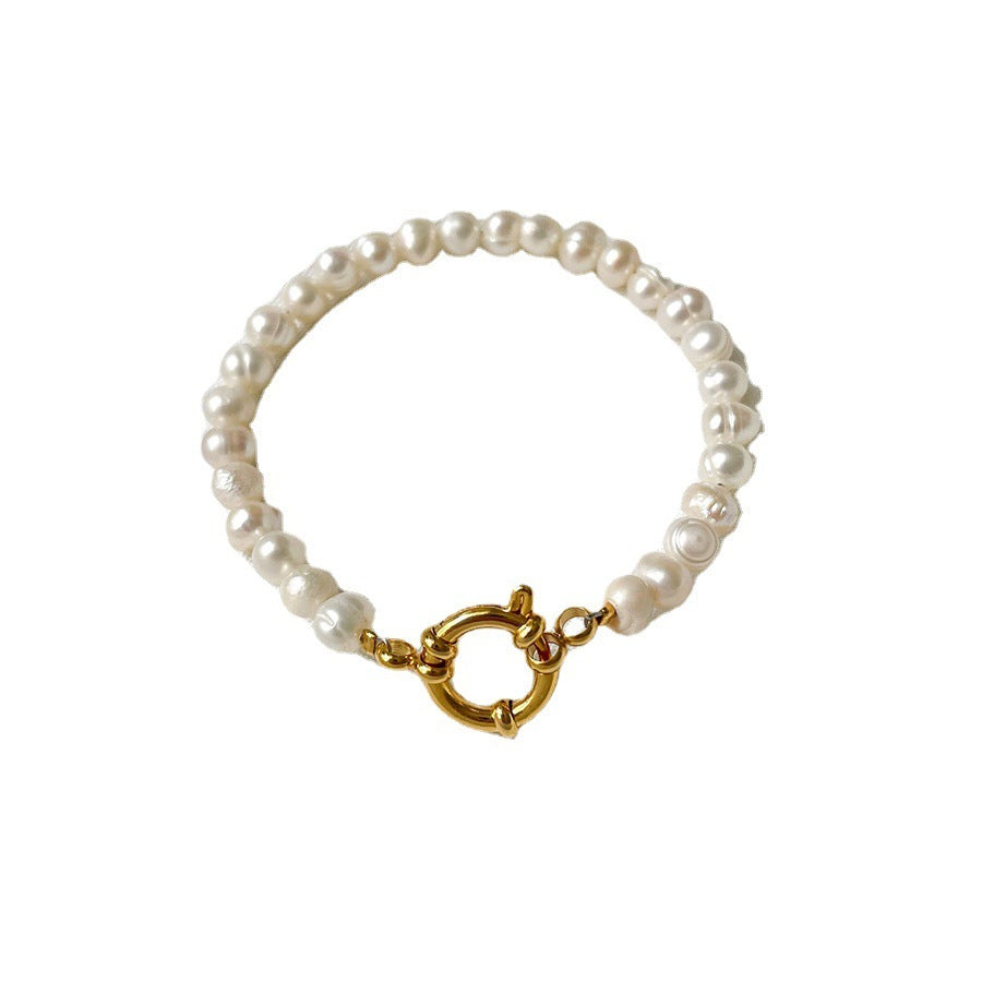 Baroque pearl bracelet made of natural freshwater pearls. 