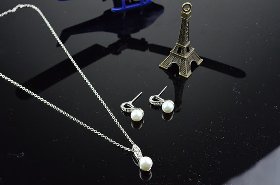 Simple fashion necklace with elegant pearl 