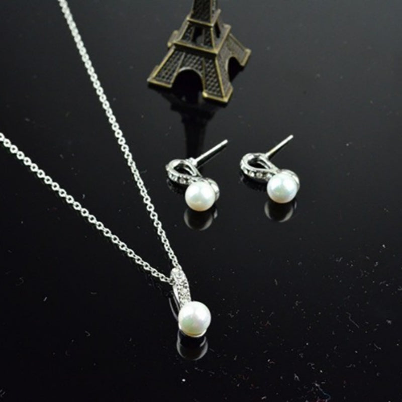 Simple fashion necklace with elegant pearl 