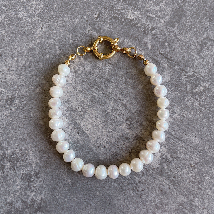 Baroque pearl bracelet made of natural freshwater pearls. 
