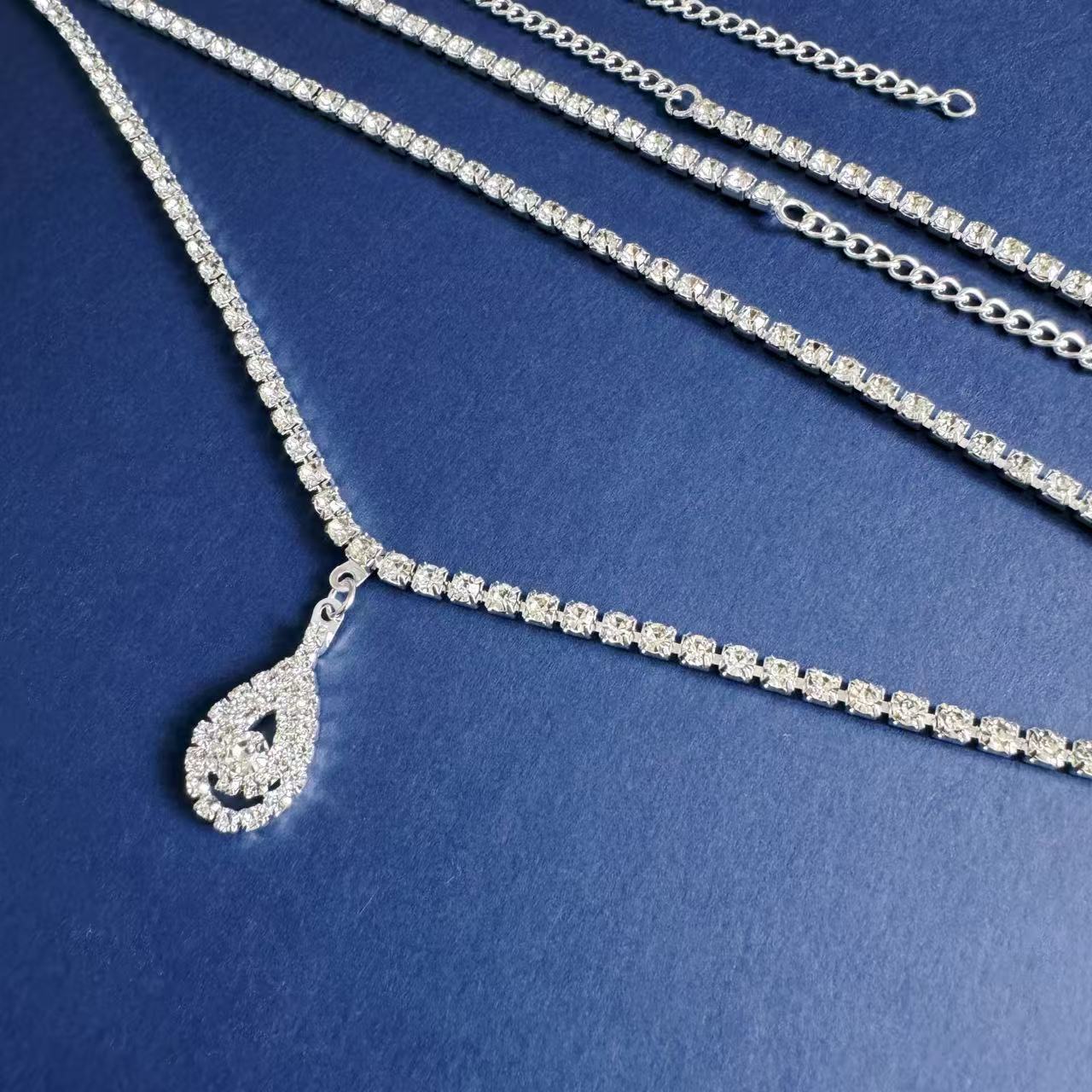 Taillenkette „Water Drop“ – zarte Body Chain mit Tropfen-Anhänger, Gold/Silber, verstellbar