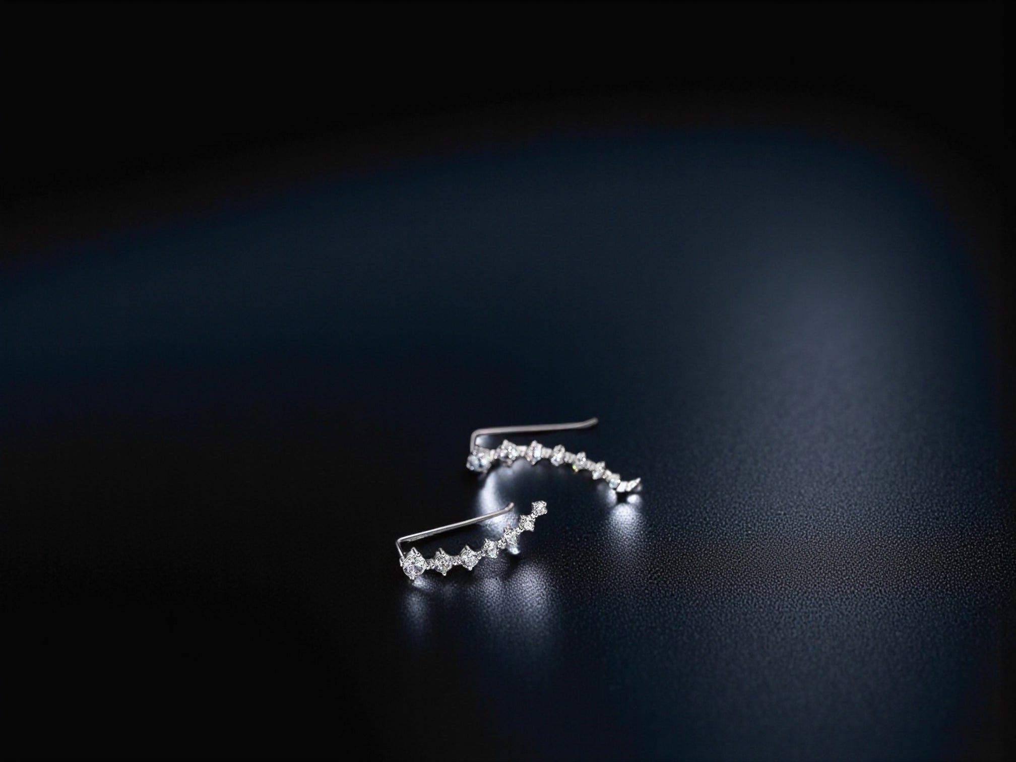 Ear-Climber Ohrringe „Linéa“ – Zirkonia | 925er Silberstecker (Gold/Silber)