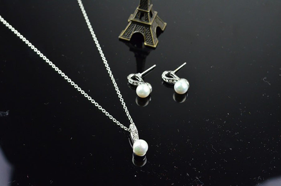 Simple fashion necklace with elegant pearl 