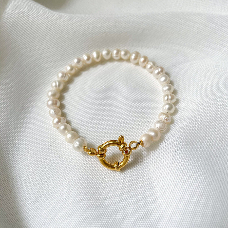 Baroque pearl bracelet made of natural freshwater pearls. 
