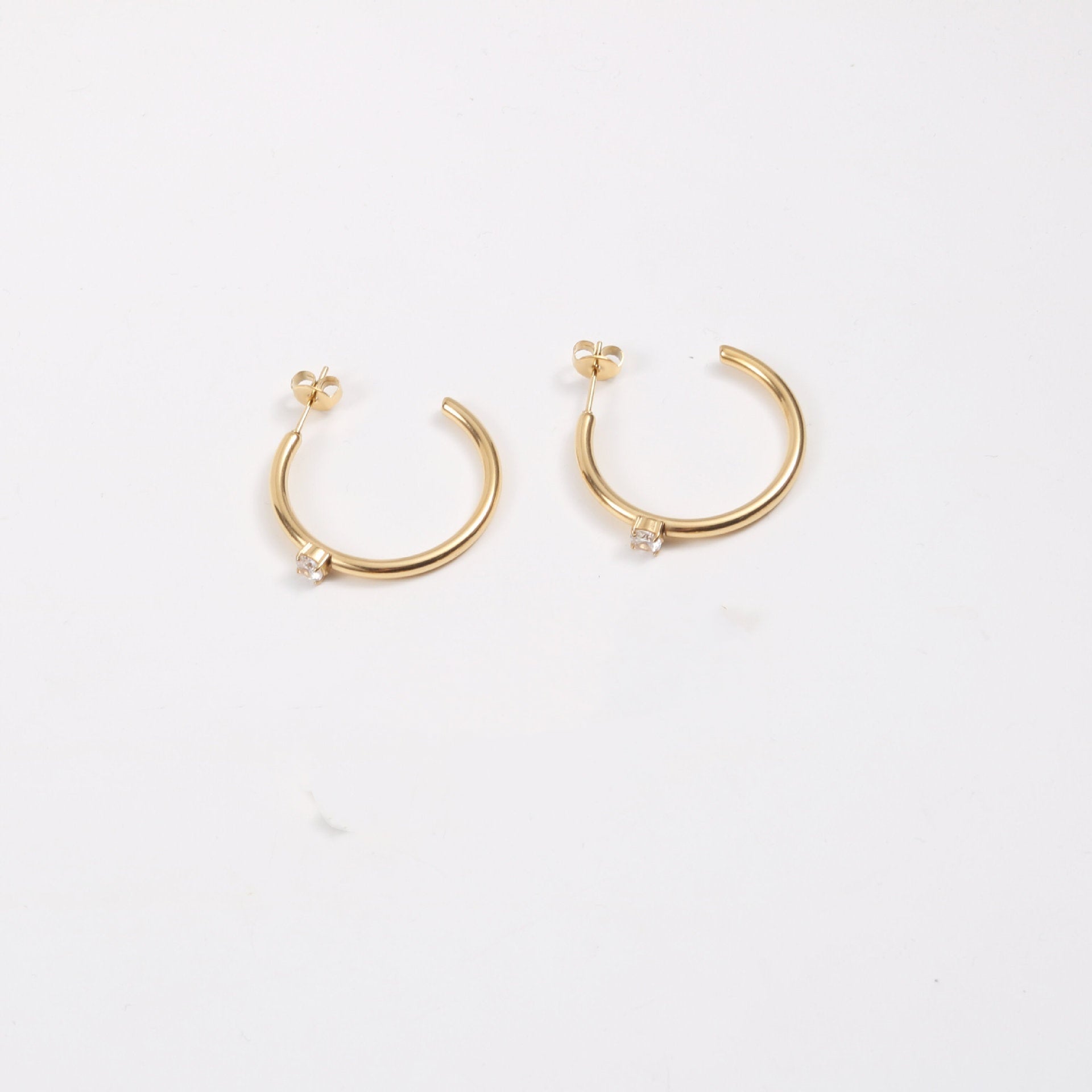 C-Form Ohrringe aus Titanstahl mit Zirkonia Beauty Visions