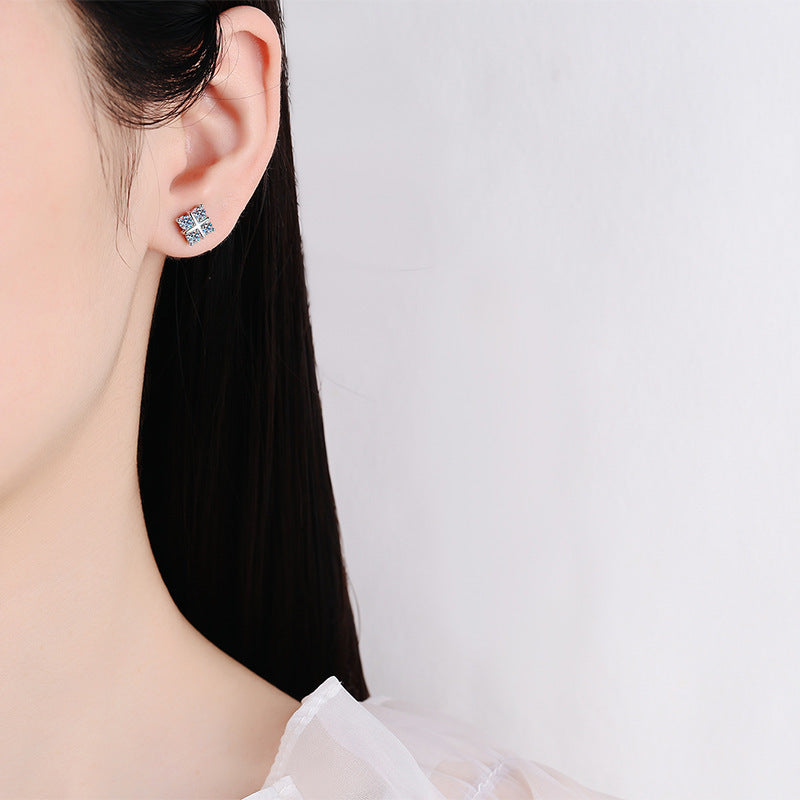 Kreuz-Ohrstecker mit Moissanit | Platin veredelt | Beauty Visions