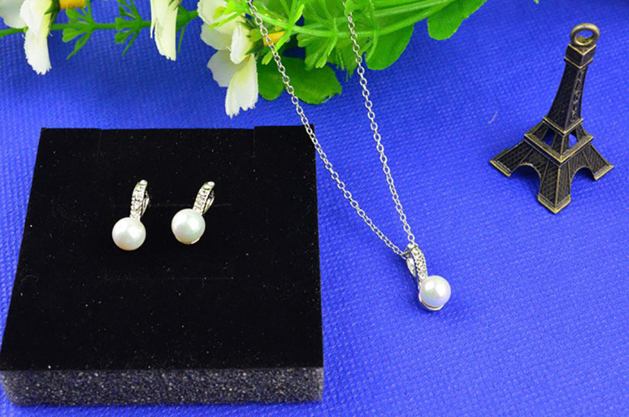 Simple fashion necklace with elegant pearl 