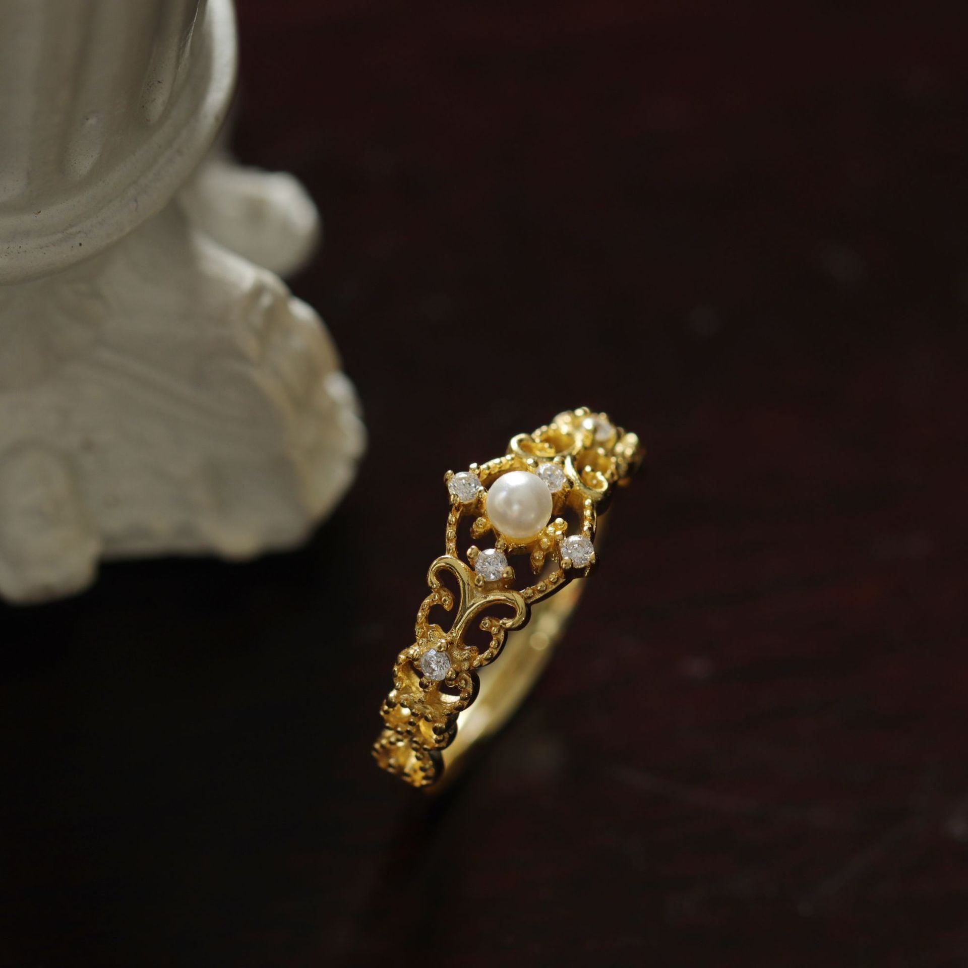 Vergoldeter Hohlmuster-Ring „Antique Hollow“ – Verstellbar, Silberbasis