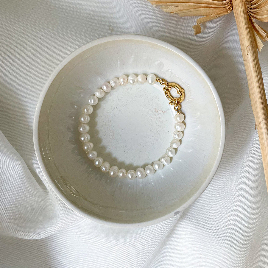 Baroque pearl bracelet made of natural freshwater pearls. 