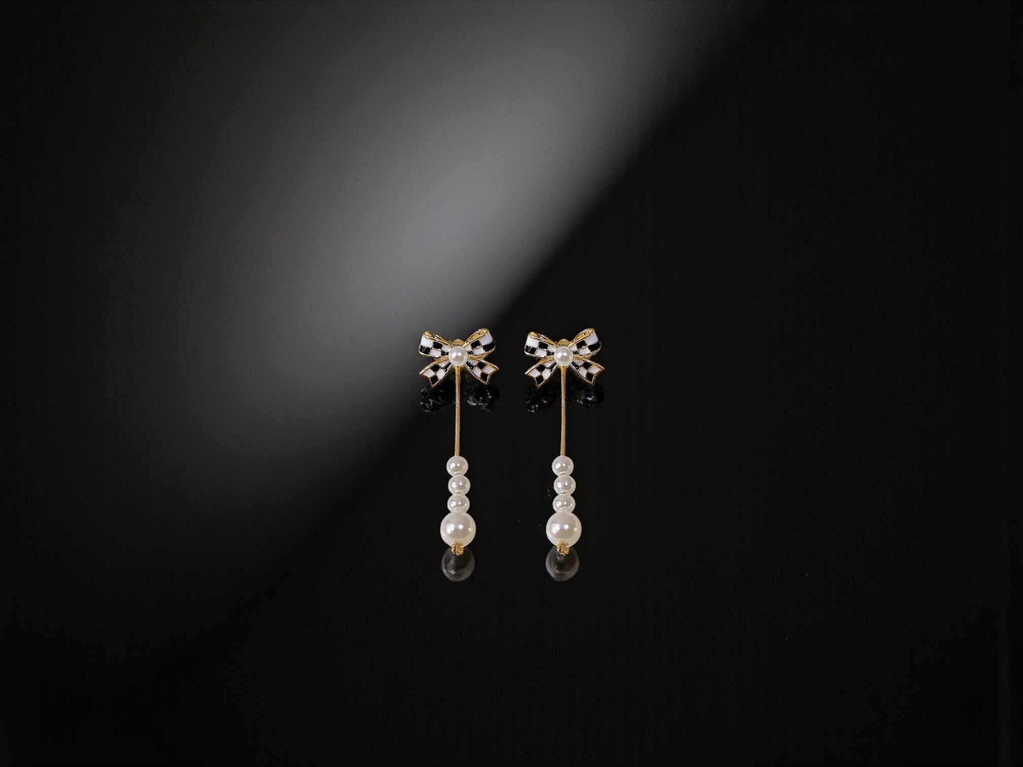 Women's New Pearl Bow Earrings von Beauty Visions