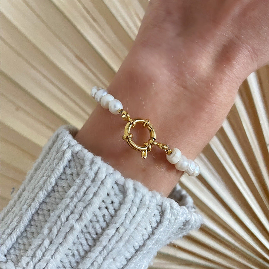 Baroque pearl bracelet made of natural freshwater pearls. 